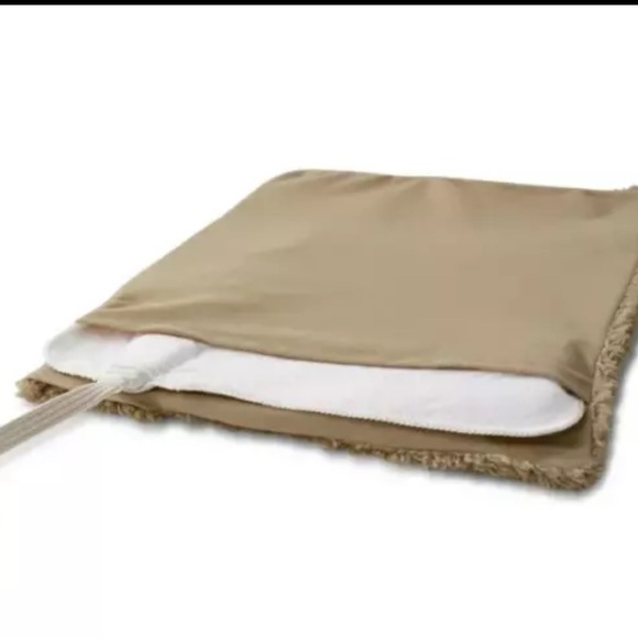 Brand new heating pad with 3 heat settings and a 2 hour auto-shutoff. Washable - Picture 2 of 3